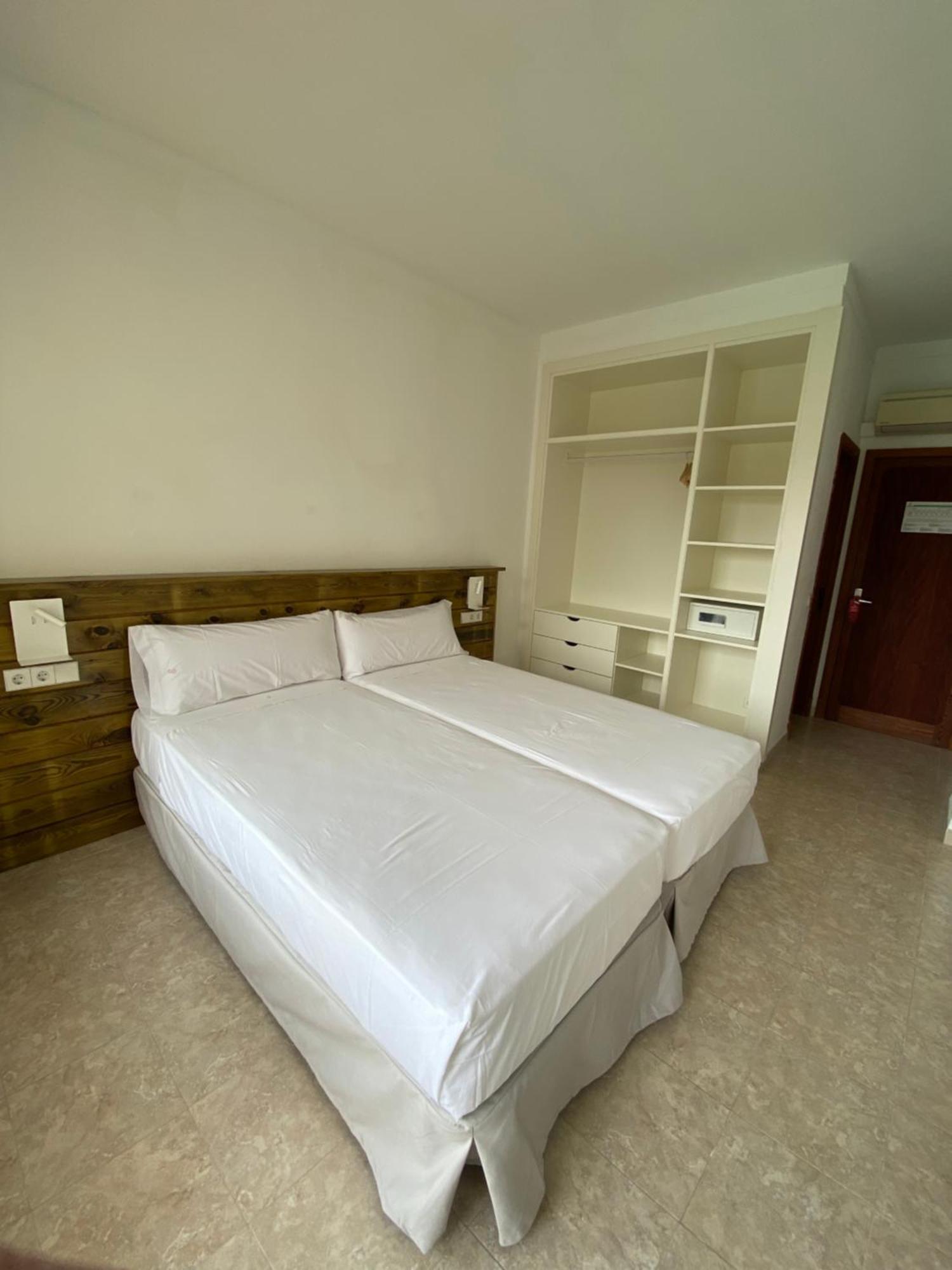 Hostal Palmaria Santanyi Buitenkant foto